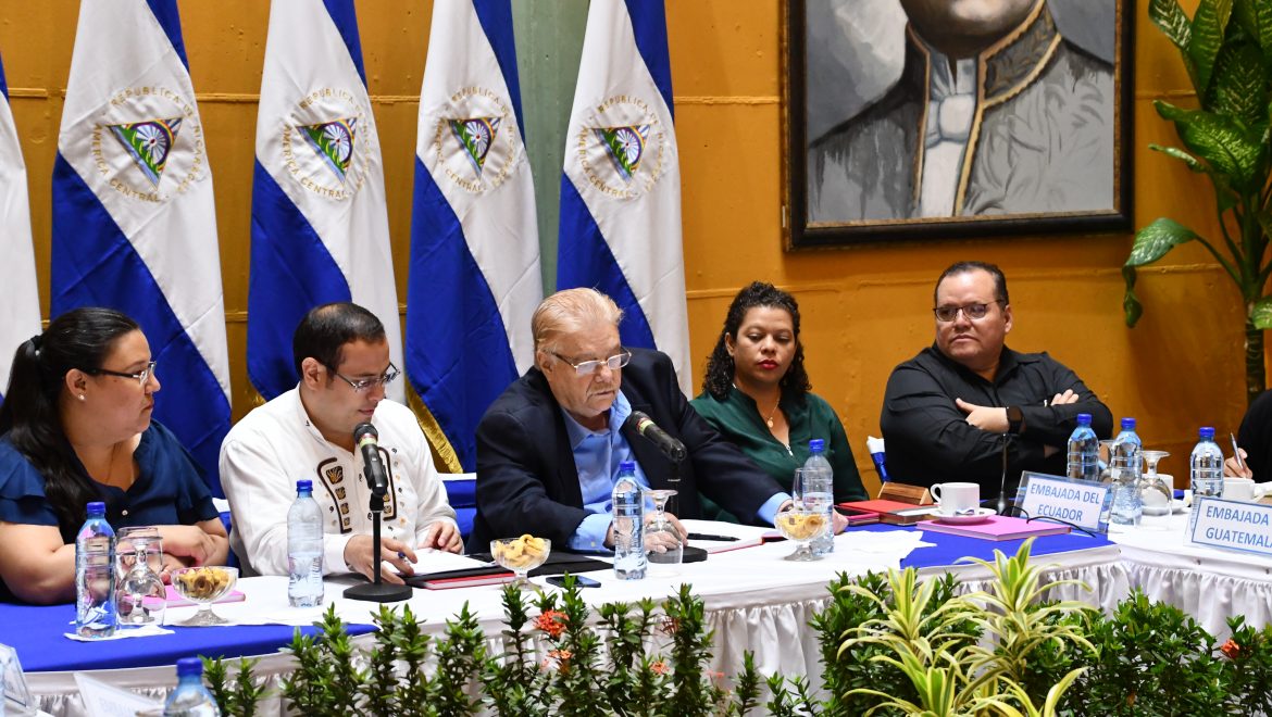 Presentación a los titulares y cuerpo diplomático de “Línea base de Emisiones de Gases de Efecto Invernadero, provenientes de la deforestación y degradación de Bosques en Nicaragua, para el período 2005 – 2015”
